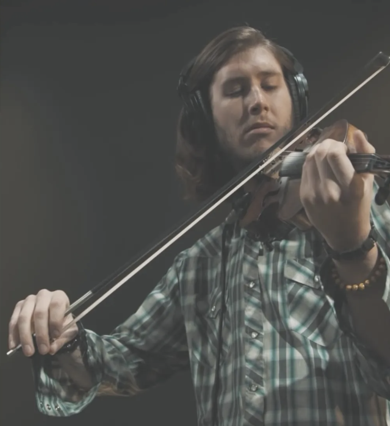 Singer, guitarist, bandleader, songwriter and fiddle player from Colorado